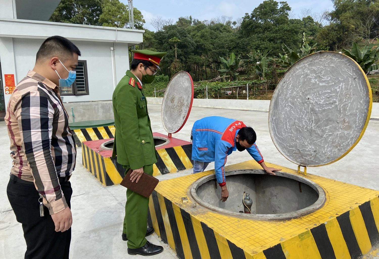 Kiểm tra hệ thống nhập hàng xăng, dầu tại cửa hàng xăng dầu Nam Cường.