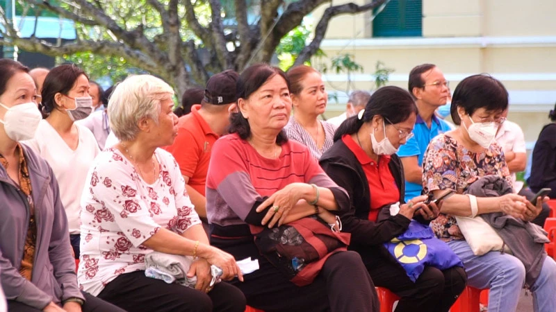 Người dân đến theo dõi phiên tòa.