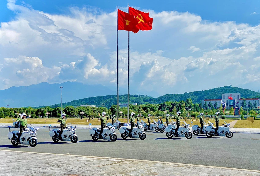 Biểu diễn kỹ thuật lái xe mô tô với các tư thế chiến đấu của lực lượng Bộ Tư lệnh Cảnh vệ.