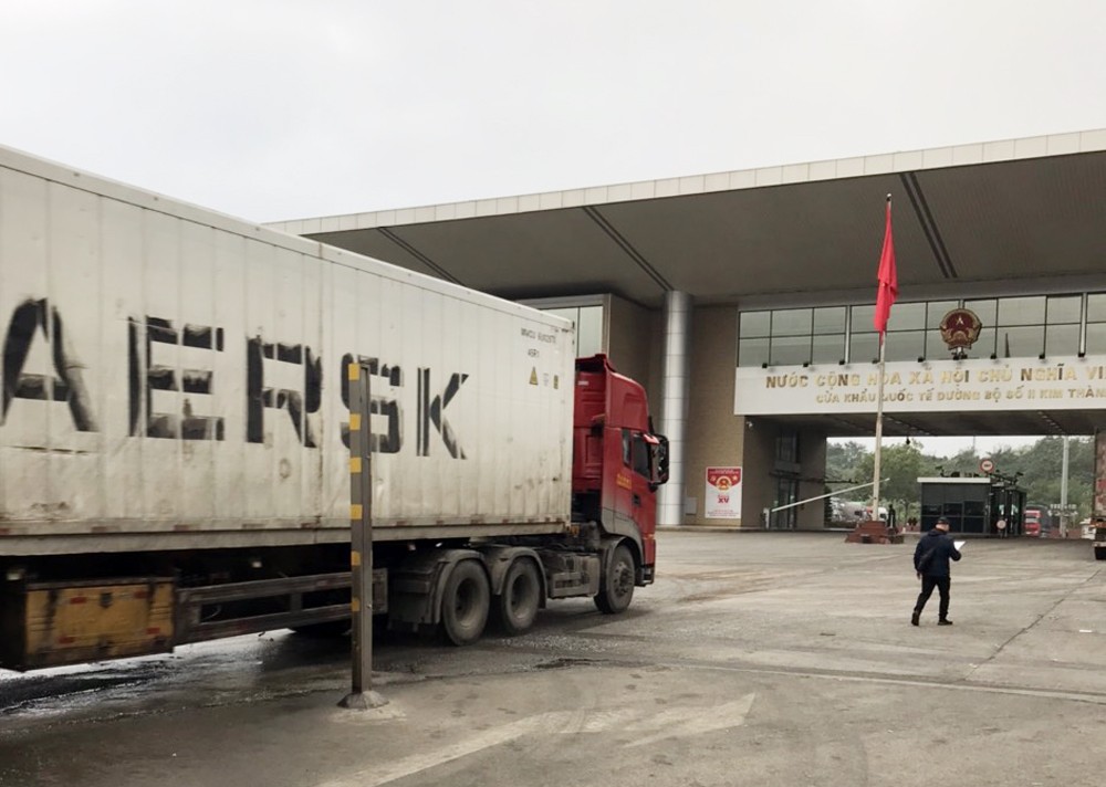 Một xe tải chở hàng nhập khẩu từ Trung Quốc vào VIệt Nam qua Cửa khẩu Quốc tế đường bộ số II Kim Thành sáng 8/1.