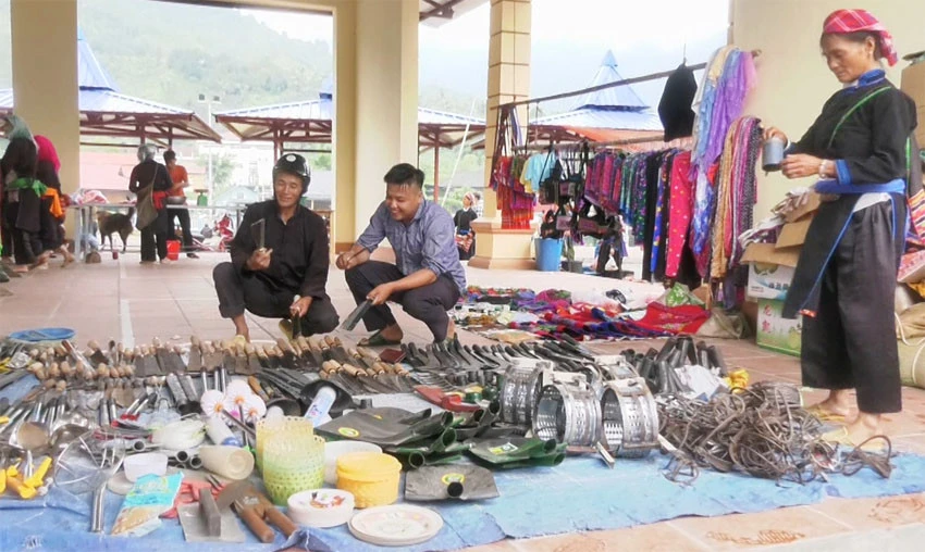 Nông cụ bày bán tại chợ Bản Liền.
