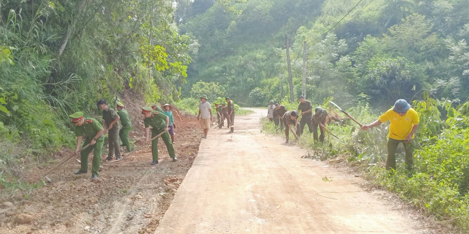 Triển khai mở rộng đường ở xã Phong Niên.