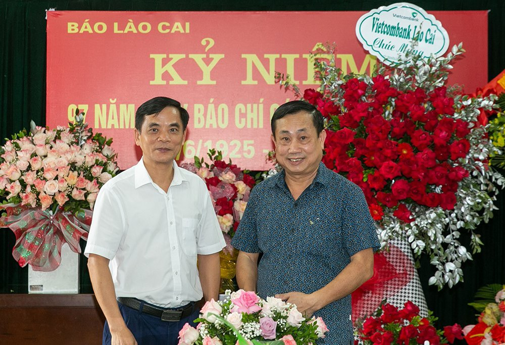 Đoàn công tác Thành ủy, HĐND, UBND thành phố Lào Cai tặng hoa chúc mừng Báo Lào Cai. Đoàn công tác Thị ủy, HĐND, UBND thị xã Sa Pa tặng hoa chúc mừng Báo Lào Cai. Đoàn công tác Huyện ủy, HĐND, UBND huyện Bảo Thắng tặng hoa chúc mừng Báo Lào Cai. Đoàn công tác Huyện ủy, HĐND, UBND huyện Bát Xát tặng hoa chúc mừng Báo Lào Cai. Đảng ủy Khối Cơ quan - Doanh nghiệp tỉnh chúc mừng Báo Lào Cai. Sở Thông tin và Truyền thông tặng hoa chúc mừng Báo Lào Cai. Bộ đội Biên phòng tỉnh tặng hoa chúc mừng Báo Lào Cai. Bộ Chỉ huy Quân sự tỉnh tặng hoa chúc mừng Báo Lào Cai. Thanh tra tỉnh tặng hoa chúc mừng Báo Lào Cai. Sở Công thương tặng hoa chúc mừng Báo Lào Cai. Cục Thuế tỉnh tặng hoa chúc mừng Báo Lào Cai. Cục Hải quan Lào Cai tặng hoa chúc mừng Báo Lào Cai. Sở Y tế tặng hoa chúc mừng Báo Lào Cai. Sở Giao thông vận tải và Xây dựng tặng hoa chúc mừng Báo Lào Cai. Các cơ quan trụ sở Khối IV tặng hoa chúc mừng Báo Lào Cai. Tỉnh đoàn Lào Cai tặng hoa chúc mừng Báo Lào Cai. Bảo hiểm xã hội tỉnh tặng hoa chúc mừng Báo Lào Cai. Trường Chính trị tỉnh tặng hoa chúc mừng Báo Lào Cai. Viện Kiểm sát nhân dân tỉnh tặng hoa chúc mừng Báo Lào Cai. Sở Nông nghiệp và Phát triển nông thôn tặng hoa chúc mừng Báo Lào Cai. Ngân hàng Nhà nước Việt Nam Chi nhánh tỉnh Lào Cai tặng hoa chúc mừng Báo Lào Cai. Hội Chữ thập đỏ tỉnh tặng hoa chúc mừng Báo Lào Cai. Phân hiệu Đại học Thái Nguyên tại tỉnh Lào Cai tặng hoa chúc mừng Báo Lào Cai. Trường Cao đẳng tỉnh tặng hoa chúc mừng Báo Lào Cai. Phòng Cảnh sát Phòng cháy, chữa cháy và Cứu nạn, cứu hộ Công an tỉnh tặng hoa chúc mừng Báo Lào Cai. Phòng Kỹ thuật hình sự Công an tỉnh tặng hoa chúc mừng Báo Lào Cai. Đoàn Khối Cơ quan - Doanh nghiệp tỉnh tặng hoa chúc mừng Báo Lào Cai. Bưu điện tỉnh tặng hoa chúc mừng Báo Lào Cai. Bệnh viện Đa khoa tỉnh tặng hoa chúc mừng Báo Lào Cai. Bệnh viện Sản - Nhi tỉnh Lào Cai tặng hoa chúc mừng Báo Lào Cai. Đảng ủy, HĐND, UBND phường Bắc Lệnh (thành phố Lào Cai) tặng hoa chúc mừng Báo Lào Cai. Bệnh viện Đa khoa Hưng Thịnh tặng hoa chúc mừng Báo Lào Cai. VNPT Lào Cai tặng hoa chúc mừng Báo Lào Cai. Công ty Xăng dầu Lào Cai tặng hoa chúc mừng Báo Lào Cai. Công ty Cổ phần In tổng hợp Lào Cai tặng hoa chúc mừng Báo Lào Cai. Công ty Bảo hiểm Nhân thọ Prudential tặng hoa chúc mừng Báo Lào Cai. Agribank Chi nhánh Lào Cai II tặng hoa chúc mừng Báo Lào Cai. Vietinbank Lào Cai tặng hoa chúc mừng Báo Lào Cai. Vietcombank Lào Cai tặng hoa chúc mừng Báo Lào Cai. BIDV Lào Cai tặng hoa chúc mừng Báo Lào Cai. Viettel Lào Cai tặng hoa chúc mừng Báo Lào Cai. Công ty Cổ phần Đồng Tả Phời - Vinacomin tặng hoa chúc mừng Báo Lào Cai. Công ty Môi trường Hoàng Yến tặng hoa chúc mừng Báo Lào Cai. Công ty Cổ phần DAP số 2 - Vinachem tặng hoa chúc mừng Báo Lào Cai. Công ty Cổ phần Interbuslines tặng hoa chúc mừng Báo Lào Cai.