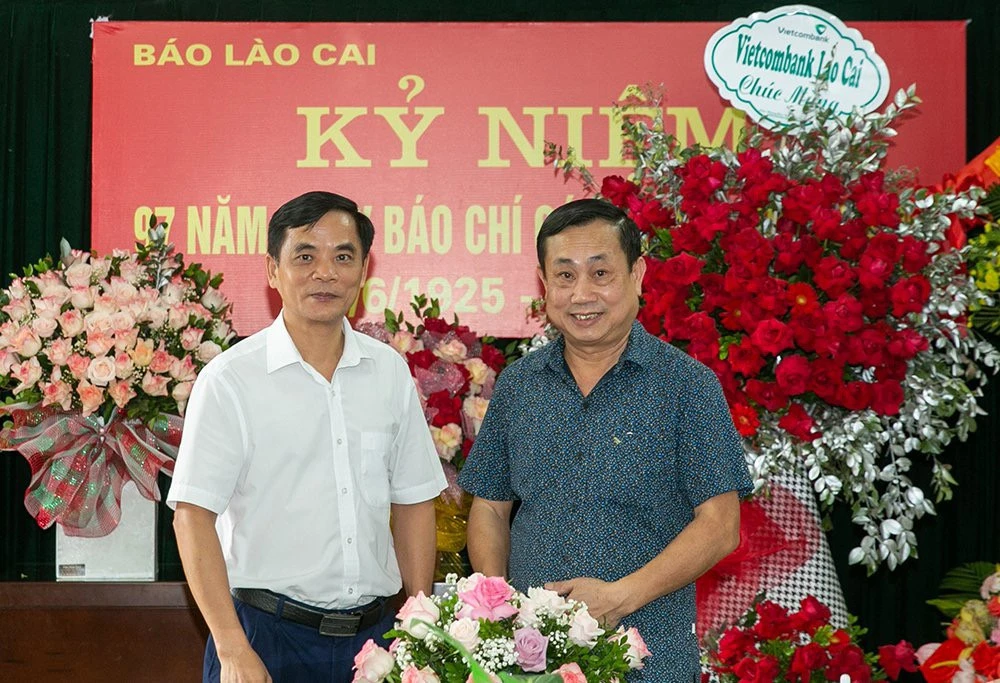 Đoàn công tác Thành ủy, HĐND, UBND thành phố Lào Cai tặng hoa chúc mừng Báo Lào Cai. Đoàn công tác Thị ủy, HĐND, UBND thị xã Sa Pa tặng hoa chúc mừng Báo Lào Cai. Đoàn công tác Huyện ủy, HĐND, UBND huyện Bảo Thắng tặng hoa chúc mừng Báo Lào Cai. Đoàn công tác Huyện ủy, HĐND, UBND huyện Bát Xát tặng hoa chúc mừng Báo Lào Cai. Đảng ủy Khối Cơ quan - Doanh nghiệp tỉnh chúc mừng Báo Lào Cai. Sở Thông tin và Truyền thông tặng hoa chúc mừng Báo Lào Cai. Bộ đội Biên phòng tỉnh tặng hoa chúc mừng Báo Lào Cai. Bộ Chỉ huy Quân sự tỉnh tặng hoa chúc mừng Báo Lào Cai. Thanh tra tỉnh tặng hoa chúc mừng Báo Lào Cai. Sở Công thương tặng hoa chúc mừng Báo Lào Cai. Cục Thuế tỉnh tặng hoa chúc mừng Báo Lào Cai. Cục Hải quan Lào Cai tặng hoa chúc mừng Báo Lào Cai. Sở Y tế tặng hoa chúc mừng Báo Lào Cai. Sở Giao thông vận tải và Xây dựng tặng hoa chúc mừng Báo Lào Cai. Các cơ quan trụ sở Khối IV tặng hoa chúc mừng Báo Lào Cai. Tỉnh đoàn Lào Cai tặng hoa chúc mừng Báo Lào Cai. Bảo hiểm xã hội tỉnh tặng hoa chúc mừng Báo Lào Cai. Trường Chính trị tỉnh tặng hoa chúc mừng Báo Lào Cai. Viện Kiểm sát nhân dân tỉnh tặng hoa chúc mừng Báo Lào Cai. Sở Nông nghiệp và Phát triển nông thôn tặng hoa chúc mừng Báo Lào Cai. Ngân hàng Nhà nước Việt Nam Chi nhánh tỉnh Lào Cai tặng hoa chúc mừng Báo Lào Cai. Hội Chữ thập đỏ tỉnh tặng hoa chúc mừng Báo Lào Cai. Phân hiệu Đại học Thái Nguyên tại tỉnh Lào Cai tặng hoa chúc mừng Báo Lào Cai. Trường Cao đẳng tỉnh tặng hoa chúc mừng Báo Lào Cai. Phòng Cảnh sát Phòng cháy, chữa cháy và Cứu nạn, cứu hộ Công an tỉnh tặng hoa chúc mừng Báo Lào Cai. Phòng Kỹ thuật hình sự Công an tỉnh tặng hoa chúc mừng Báo Lào Cai. Đoàn Khối Cơ quan - Doanh nghiệp tỉnh tặng hoa chúc mừng Báo Lào Cai. Bưu điện tỉnh tặng hoa chúc mừng Báo Lào Cai. Bệnh viện Đa khoa tỉnh tặng hoa chúc mừng Báo Lào Cai. Bệnh viện Sản - Nhi tỉnh Lào Cai tặng hoa chúc mừng Báo Lào Cai. Đảng ủy, HĐND, UBND phường Bắc Lệnh (thành phố Lào Cai) tặng hoa chúc mừng Báo Lào Cai. Bệnh viện Đa khoa Hưng Thịnh tặng hoa chúc mừng Báo Lào Cai. VNPT Lào Cai tặng hoa chúc mừng Báo Lào Cai. Công ty Xăng dầu Lào Cai tặng hoa chúc mừng Báo Lào Cai. Công ty Cổ phần In tổng hợp Lào Cai tặng hoa chúc mừng Báo Lào Cai. Công ty Bảo hiểm Nhân thọ Prudential tặng hoa chúc mừng Báo Lào Cai. Agribank Chi nhánh Lào Cai II tặng hoa chúc mừng Báo Lào Cai. Vietinbank Lào Cai tặng hoa chúc mừng Báo Lào Cai. Vietcombank Lào Cai tặng hoa chúc mừng Báo Lào Cai. BIDV Lào Cai tặng hoa chúc mừng Báo Lào Cai. Viettel Lào Cai tặng hoa chúc mừng Báo Lào Cai. Công ty Cổ phần Đồng Tả Phời - Vinacomin tặng hoa chúc mừng Báo Lào Cai. Công ty Môi trường Hoàng Yến tặng hoa chúc mừng Báo Lào Cai. Công ty Cổ phần DAP số 2 - Vinachem tặng hoa chúc mừng Báo Lào Cai. Công ty Cổ phần Interbuslines tặng hoa chúc mừng Báo Lào Cai. Đoàn công tác Thành ủy, HĐND, UBND thành phố Lào Cai tặng hoa chúc mừng Báo Lào Cai. Đoàn công tác Thị ủy, HĐND, UBND thị xã Sa Pa tặng hoa chúc mừng Báo Lào Cai. Đoàn công tác Huyện ủy, HĐND, UBND huyện Bảo Thắng tặng hoa chúc mừng Báo Lào Cai. Đoàn công tác Huyện ủy, HĐND, UBND huyện Bát Xát tặng hoa chúc mừng Báo Lào Cai. Đảng ủy Khối Cơ quan - Doanh nghiệp tỉnh chúc mừng Báo Lào Cai. Sở Thông tin và Truyền thông tặng hoa chúc mừng Báo Lào Cai. Bộ đội Biên phòng tỉnh tặng hoa chúc mừng Báo Lào Cai. Bộ Chỉ huy Quân sự tỉnh tặng hoa chúc mừng Báo Lào Cai. Thanh tra tỉnh tặng hoa chúc mừng Báo Lào Cai. Sở Công thương tặng hoa chúc mừng Báo Lào Cai. Cục Thuế tỉnh tặng hoa chúc mừng Báo Lào Cai. Cục Hải quan Lào Cai tặng hoa chúc mừng Báo Lào Cai. Sở Y tế tặng hoa chúc mừng Báo Lào Cai. Sở Giao thông vận tải và Xây dựng tặng hoa chúc mừng Báo Lào Cai. Các cơ quan trụ sở Khối IV tặng hoa chúc mừng Báo Lào Cai. Tỉnh đoàn Lào Cai tặng hoa chúc mừng Báo Lào Cai. Bảo hiểm xã hội tỉnh tặng hoa chúc mừng Báo Lào Cai. Trường Chính trị tỉnh tặng hoa chúc mừng Báo Lào Cai. Viện Kiểm sát nhân dân tỉnh tặng hoa chúc mừng Báo Lào Cai. Sở Nông nghiệp và Phát triển nông thôn tặng hoa chúc mừng Báo Lào Cai. Ngân hàng Nhà nước Việt Nam Chi nhánh tỉnh Lào Cai tặng hoa chúc mừng Báo Lào Cai. Hội Chữ thập đỏ tỉnh tặng hoa chúc mừng Báo Lào Cai. Phân hiệu Đại học Thái Nguyên tại tỉnh Lào Cai tặng hoa chúc mừng Báo Lào Cai. Trường Cao đẳng tỉnh tặng hoa chúc mừng Báo Lào Cai. Phòng Cảnh sát Phòng cháy, chữa cháy và Cứu nạn, cứu hộ Công an tỉnh tặng hoa chúc mừng Báo Lào Cai. Phòng Kỹ thuật hình sự Công an tỉnh tặng hoa chúc mừng Báo Lào Cai. Đoàn Khối Cơ quan - Doanh nghiệp tỉnh tặng hoa chúc mừng Báo Lào Cai. Bưu điện tỉnh tặng hoa chúc mừng Báo Lào Cai. Bệnh viện Đa khoa tỉnh tặng hoa chúc mừng Báo Lào Cai. Bệnh viện Sản - Nhi tỉnh Lào Cai tặng hoa chúc mừng Báo Lào Cai. Đảng ủy, HĐND, UBND phường Bắc Lệnh (thành phố Lào Cai) tặng hoa chúc mừng Báo Lào Cai. Bệnh viện Đa khoa Hưng Thịnh tặng hoa chúc mừng Báo Lào Cai. VNPT Lào Cai tặng hoa chúc mừng Báo Lào Cai. Công ty Xăng dầu Lào Cai tặng hoa chúc mừng Báo Lào Cai. Công ty Cổ phần In tổng hợp Lào Cai tặng hoa chúc mừng Báo Lào Cai. Công ty Bảo hiểm Nhân thọ Prudential tặng hoa chúc mừng Báo Lào Cai. Agribank Chi nhánh Lào Cai II tặng hoa chúc mừng Báo Lào Cai. Vietinbank Lào Cai tặng hoa chúc mừng Báo Lào Cai. Vietcombank Lào Cai tặng hoa chúc mừng Báo Lào Cai. BIDV Lào Cai tặng hoa chúc mừng Báo Lào Cai. Viettel Lào Cai tặng hoa chúc mừng Báo Lào Cai. Công ty Cổ phần Đồng Tả Phời - Vinacomin tặng hoa chúc mừng Báo Lào Cai. Công ty Môi trường Hoàng Yến tặng hoa chúc mừng Báo Lào Cai. Công ty Cổ phần DAP số 2 - Vinachem tặng hoa chúc mừng Báo Lào Cai. Công ty Cổ phần Interbuslines tặng hoa chúc mừng Báo Lào Cai.