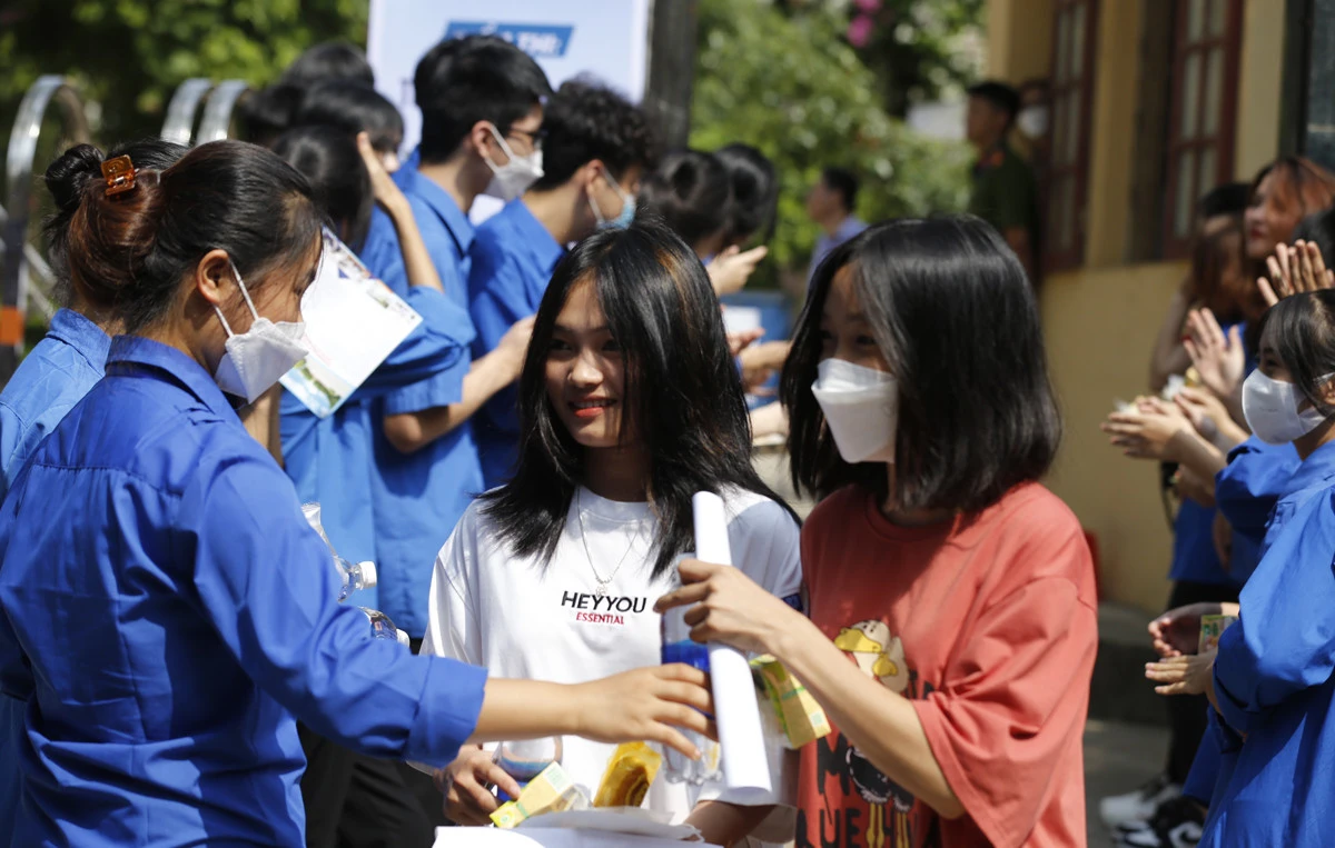 Những thí sinh đầu tiên rời phòng thi trước khi hết giờ làm bài.