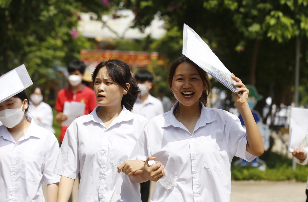 Thí sinh Văn Bàn rời phòng thi với tâm trạng phấn khởi.