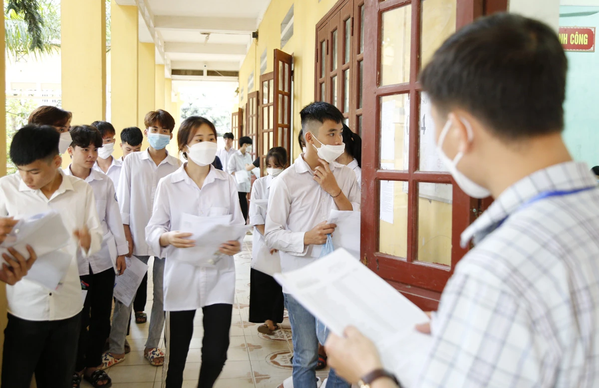 Giám thị gọi thí sinh vào phòng thi.