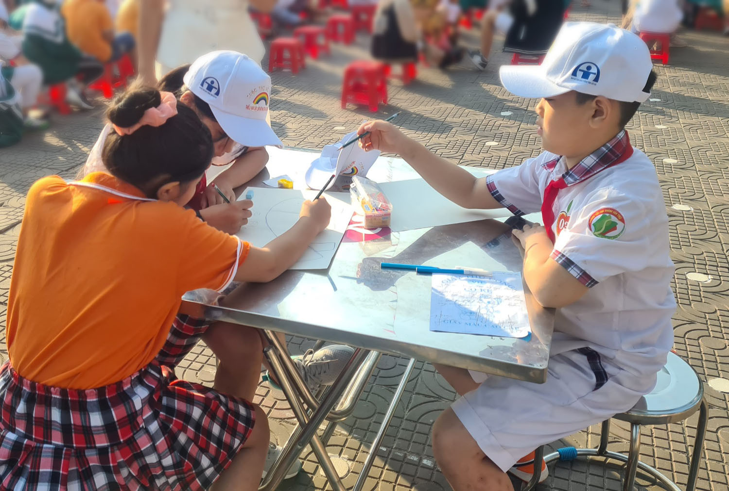 30 học sinh tham dự cuộc thi vẽ tranh "Thiếu nhi Lào Cai với an toàn giao thông" ảnh 3