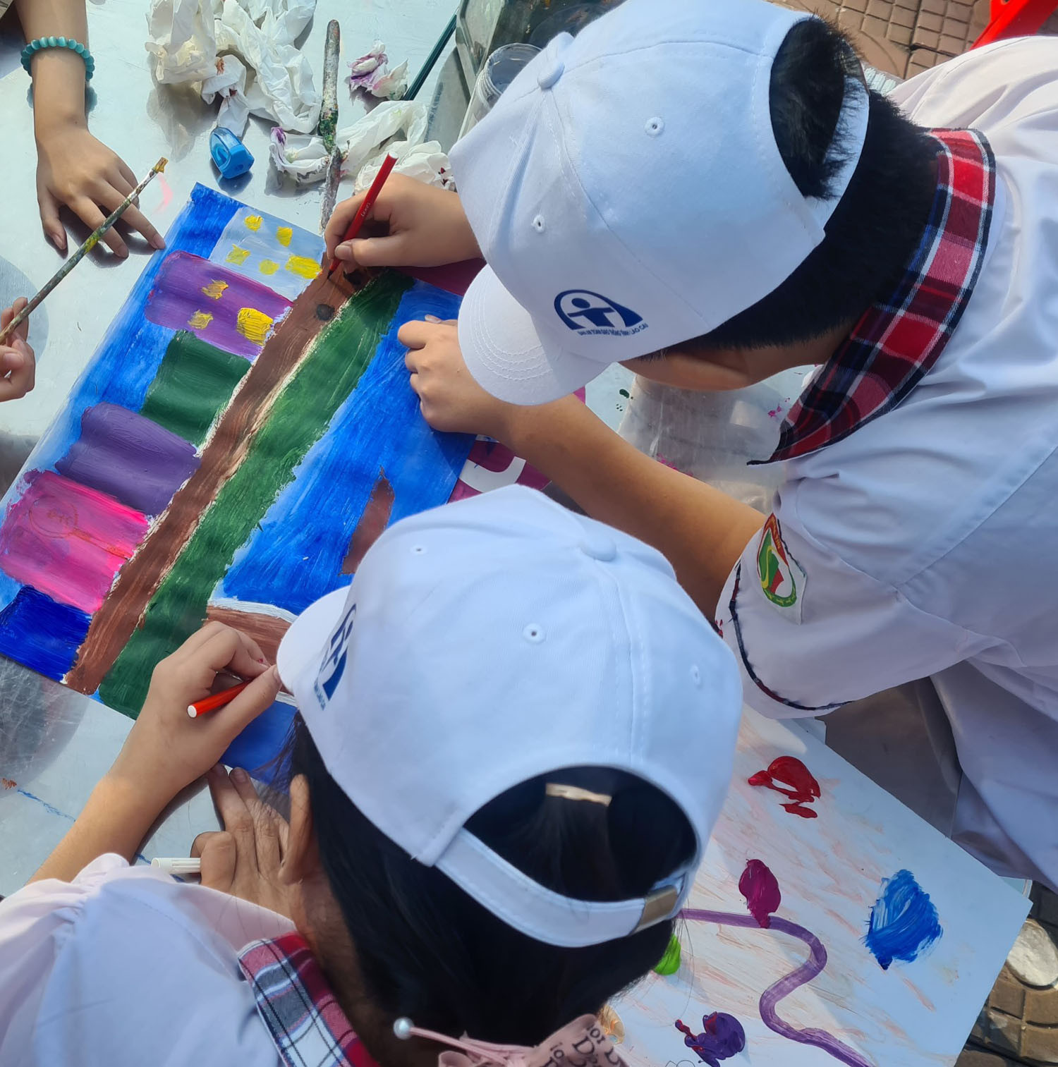 30 học sinh tham dự cuộc thi vẽ tranh "Thiếu nhi Lào Cai với an toàn giao thông" ảnh 2