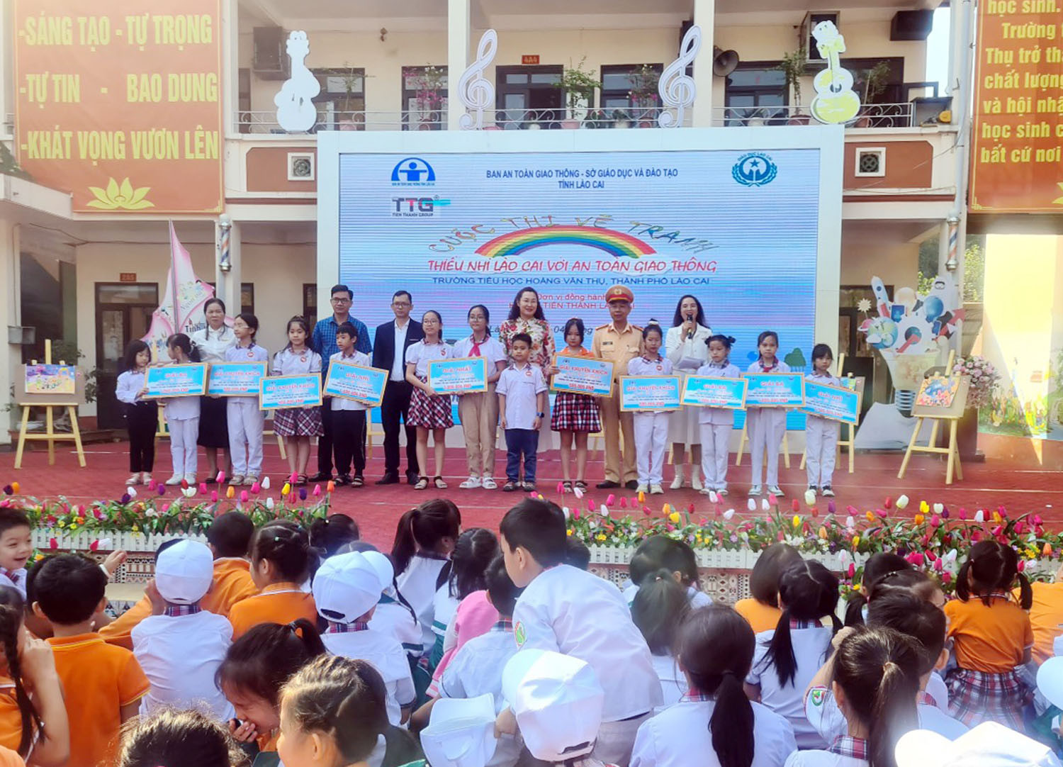 30 học sinh tham dự cuộc thi vẽ tranh "Thiếu nhi Lào Cai với an toàn giao thông" ảnh 5