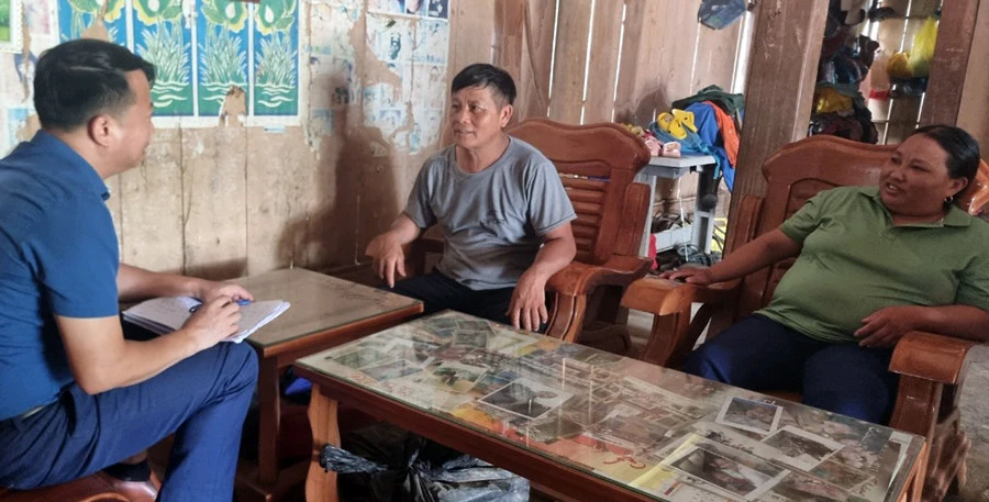 Anh Vàng Seo P (người ngồi giữa), người Mông, thôn Phìn Giàng C kể lại những ngày khốn khổ bên huyện Mường Nhé (Điện Biên) khi đi theo cái gọi là "Nhà nước Mông”.