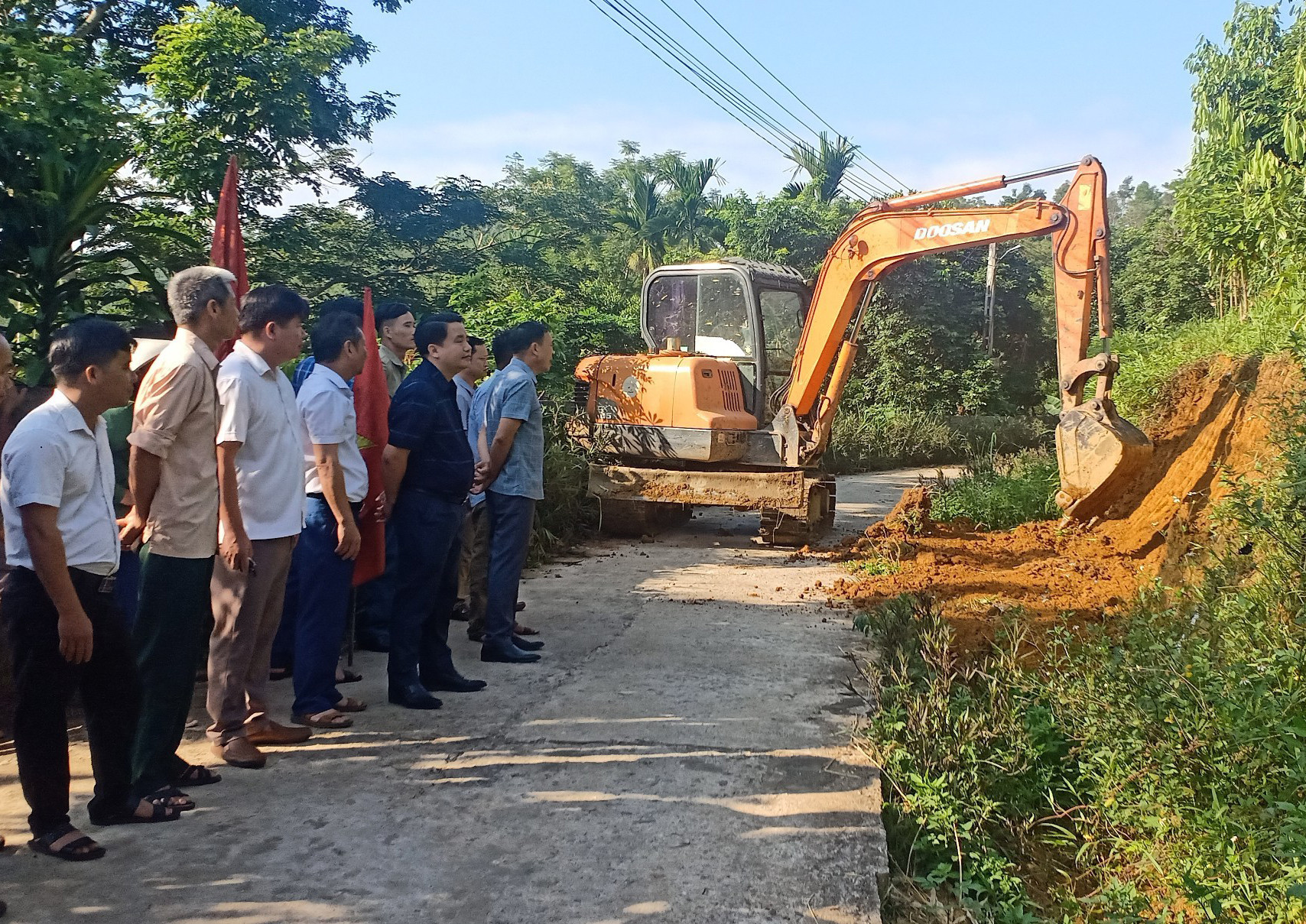 Huyện Bảo Thắng đã phát động phong trào hiến đất mở nền đường giao thông nông thôn từ 3 m lên 6 m.