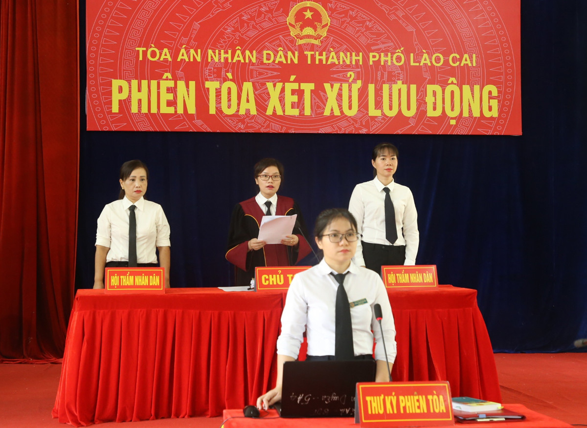 Tòa án nhân dân 2 cấp có 54 thẩm phán, 2 thẩm phán trẻ nhất sinh năm 1987.