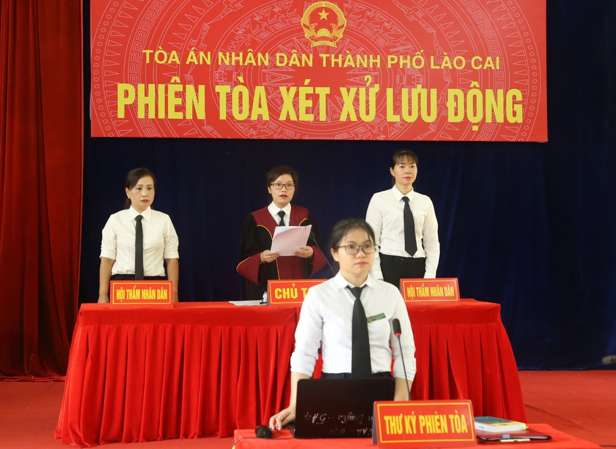 Tòa án nhân dân 2 cấp có 54 thẩm phán, 2 thẩm phán trẻ nhất sinh năm 1987.