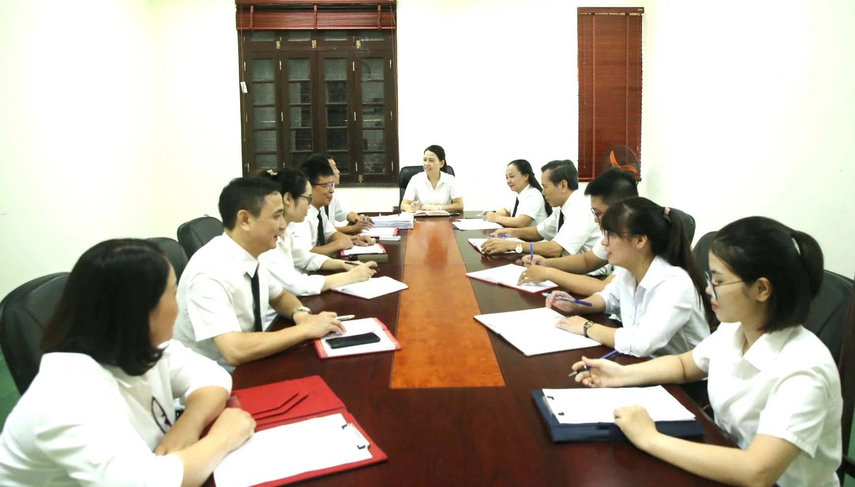 Cán bộ, công chức Tòa án nhân dân tỉnh Lào Cai trao đổi nghiệp vụ.