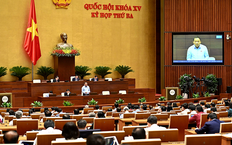 Bộ trưởng Văn hóa, Thể thao và Du lịch phát biểu giải trình một số vấn đề đại biểu Quốc hội nêu. (Ảnh Khoa Nguyên)