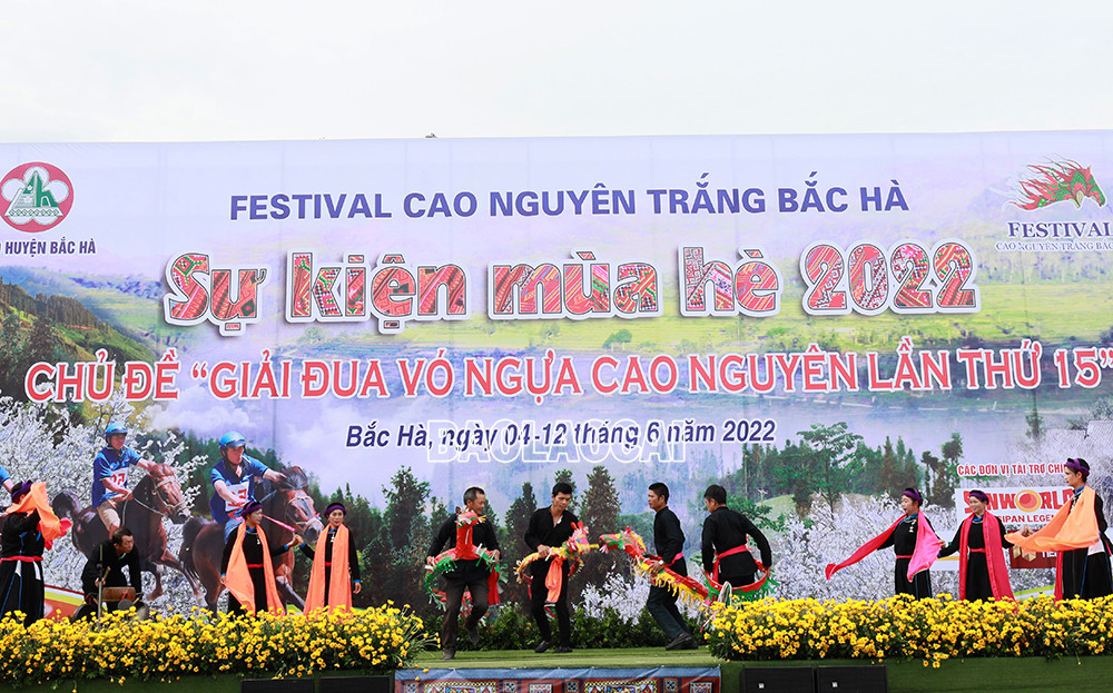 Biểu diễn múa ngựa giấy chào mừng khai mạc Festival. Thực hiện nghi lễ cúng cầu may mắn cho ngựa đua và nài ngựa.