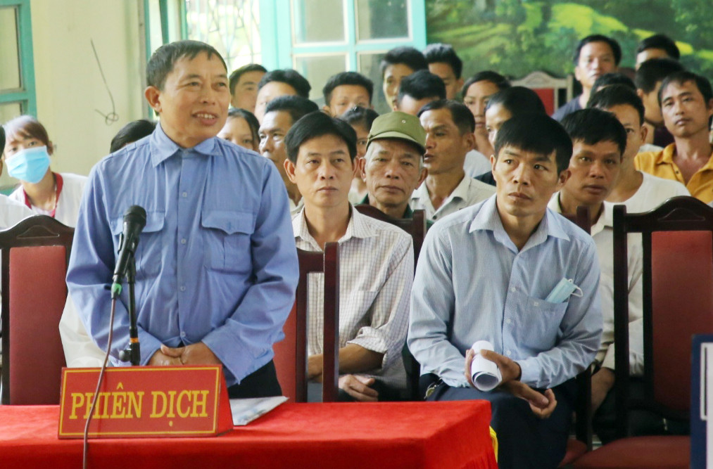 Phiên dịch viên đặc biệt tại tòa ảnh 1