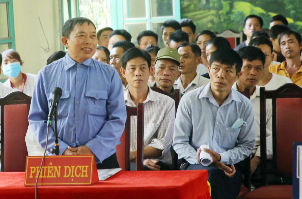 Phiên dịch viên đặc biệt tại tòa ảnh 1