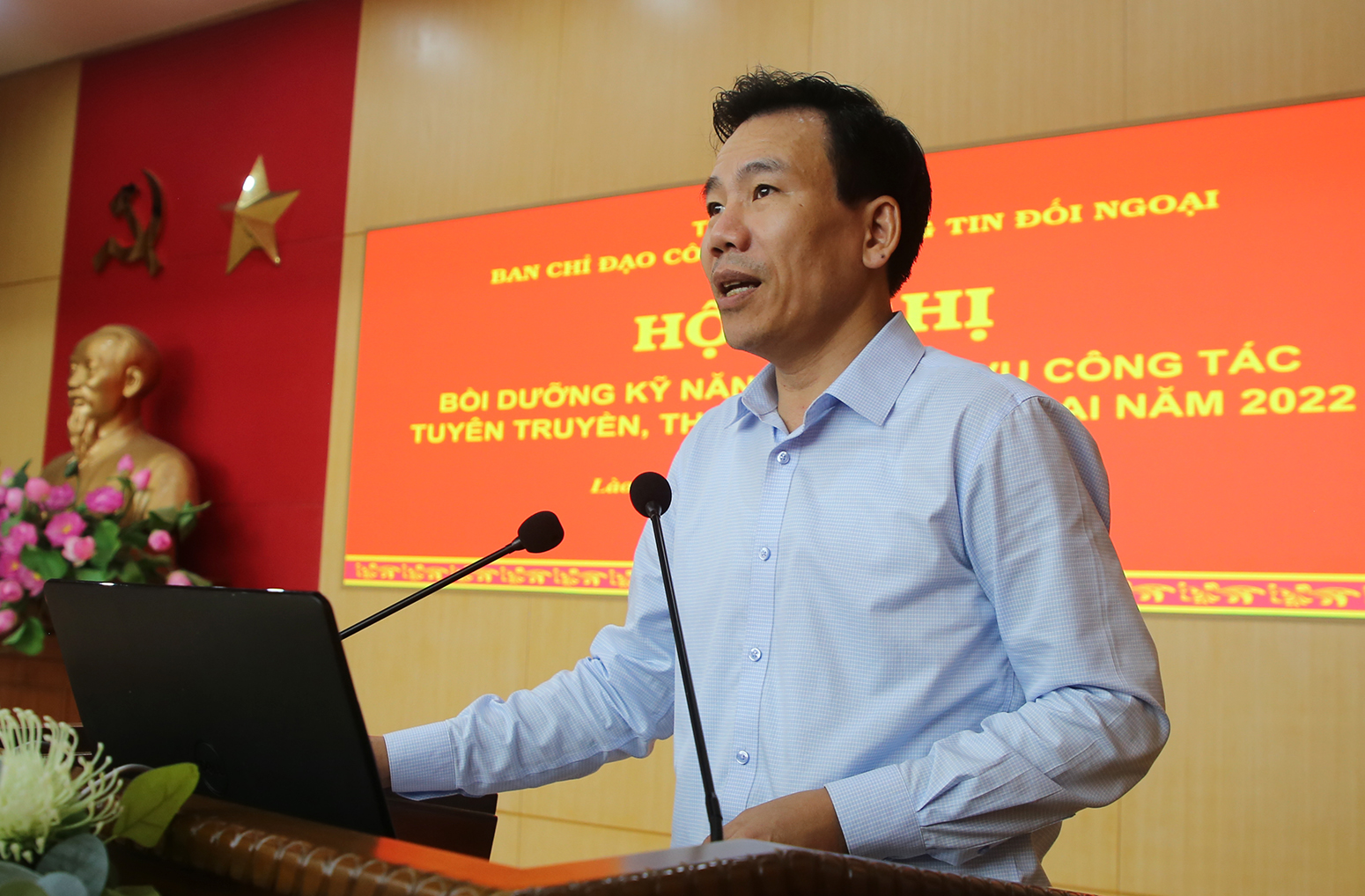 Đồng chí Dương Đức Huy truyền đạt chuyên đề tại hội nghị.