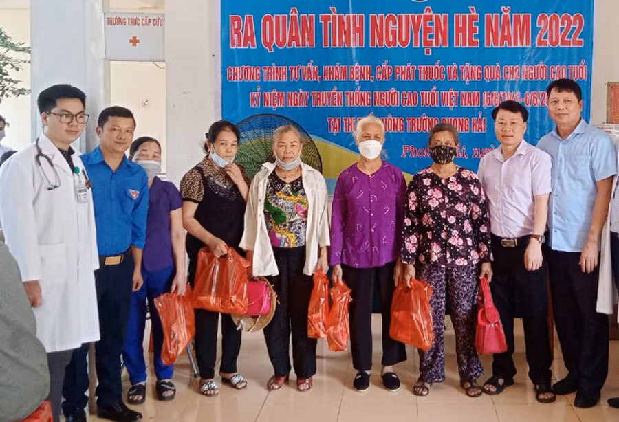 Ông Nguyễn Biên Cương (phải ảnh) thường xuyên đồng hành trong các chương trình tình nguyện.