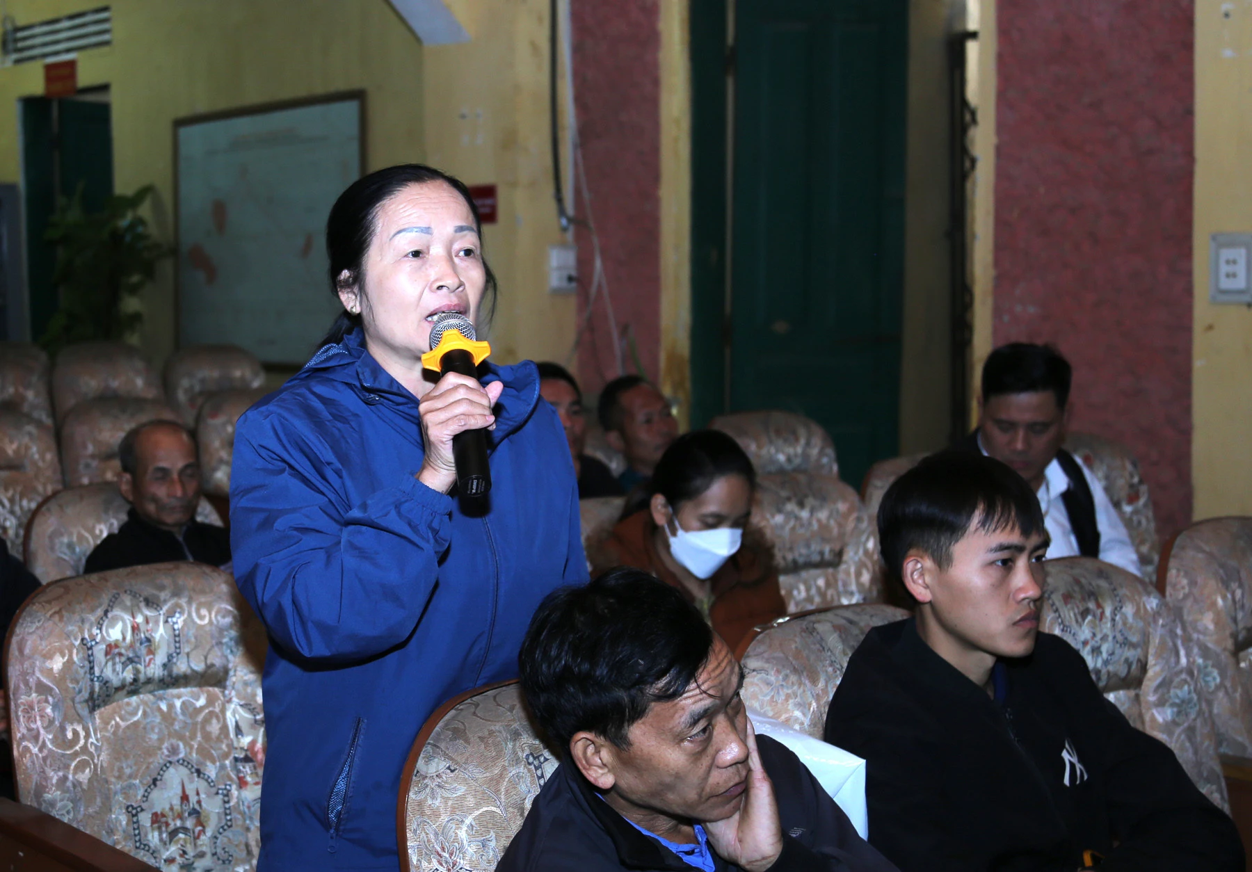 Nhân dân tham gia ý kiến.