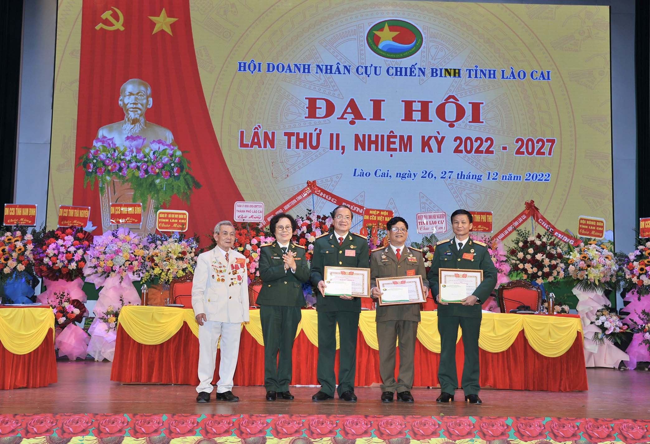 Trung ương Hội Cựu chiến binh Việt Nam khen thưởng tập thể, cá nhân có thành tích xuất sắc trong phong trào thi đua Cựu chiến binh sản xuất, kinh doanh giỏi.