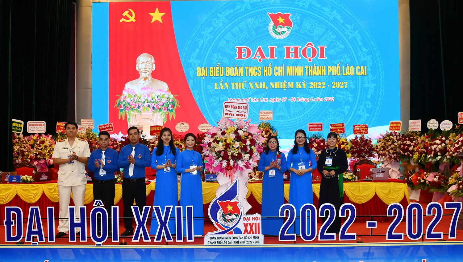 Thường trực Tỉnh đoàn tặng hoa chúc mừng đại hội.