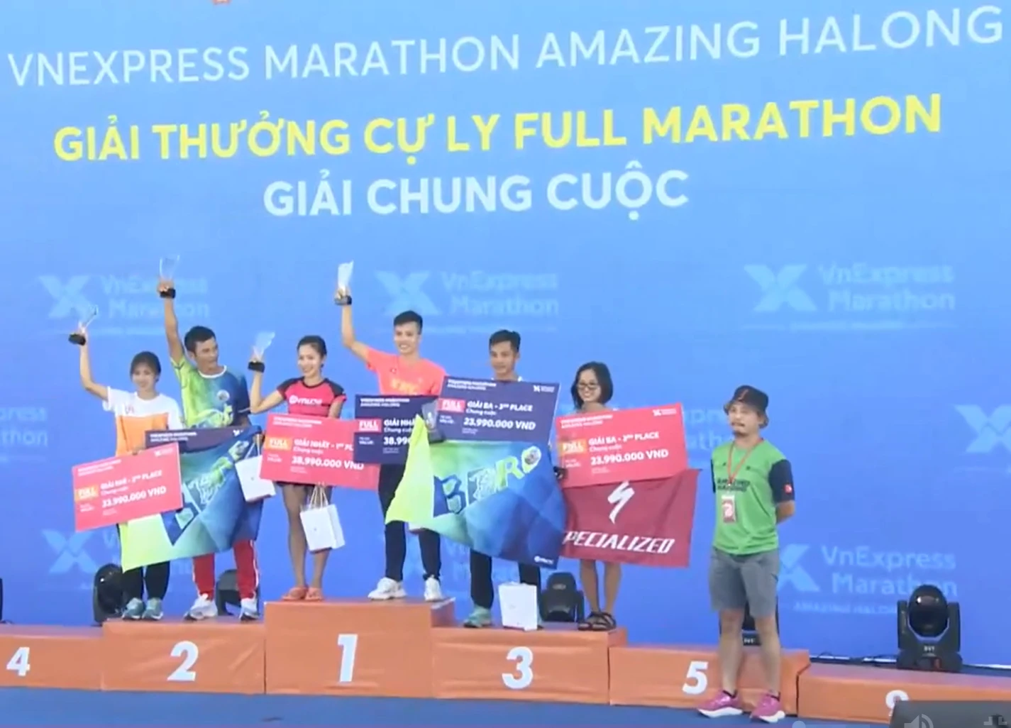 Vận động viên Hà Thị Hậu nhận giải.