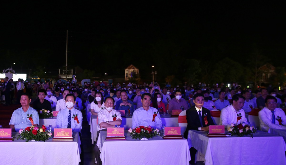 Các đại biểu dự buổi lễ.