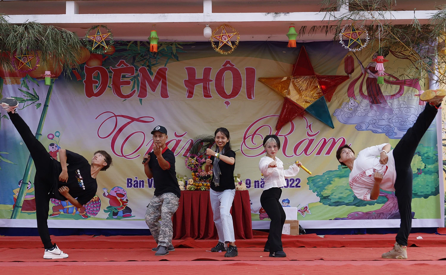 Gần 21.000 phần quà trung thu đến với trẻ em huyện Bát Xát ảnh 5