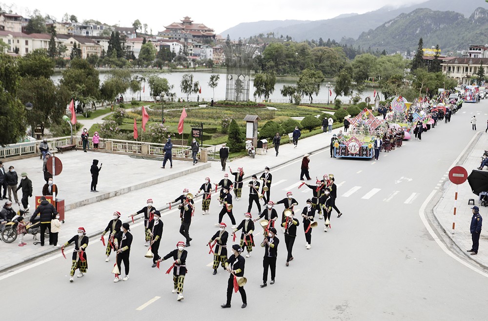 Hấp dẫn Lễ hội Canaval đường phố “Các dân tộc Sa Pa và Thánh Mẫu” ảnh 8