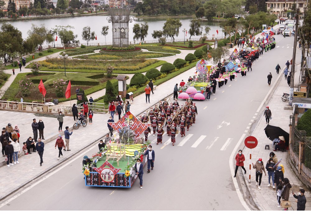 Hấp dẫn Lễ hội Canaval đường phố “Các dân tộc Sa Pa và Thánh Mẫu” ảnh 2