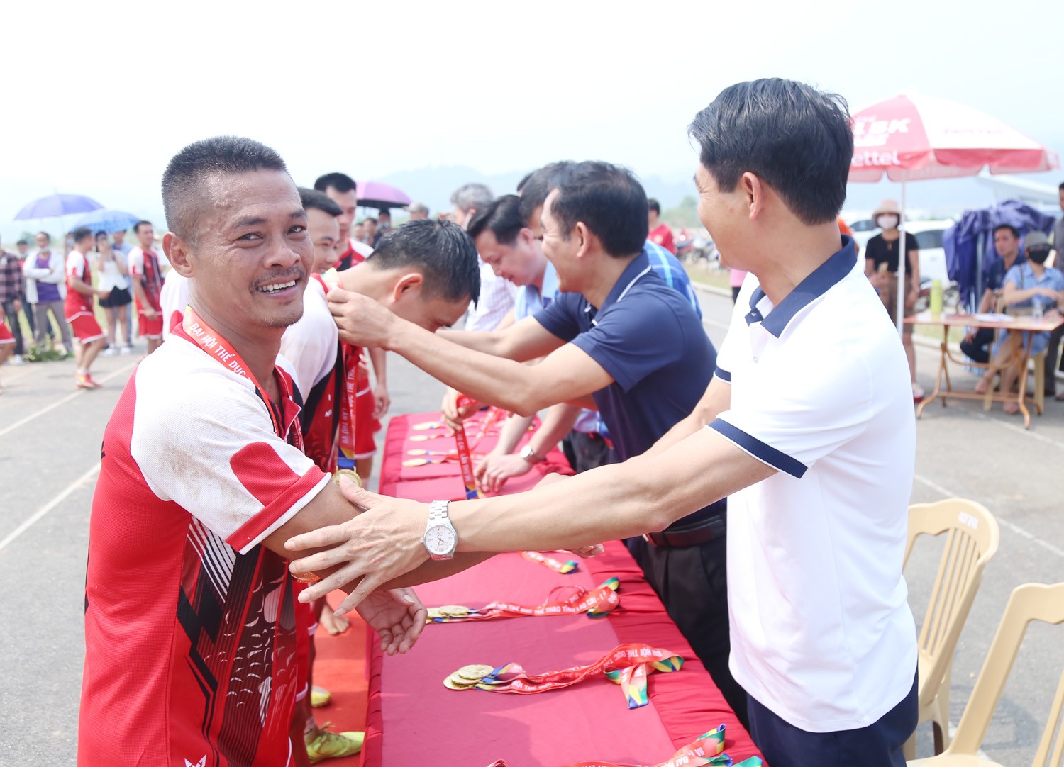 Đội Bảo Yên bảo vệ thành công chức vô địch. Ban tổ chức trao Huy chương Vàng cho các cầu thủ đội Bảo Yên.