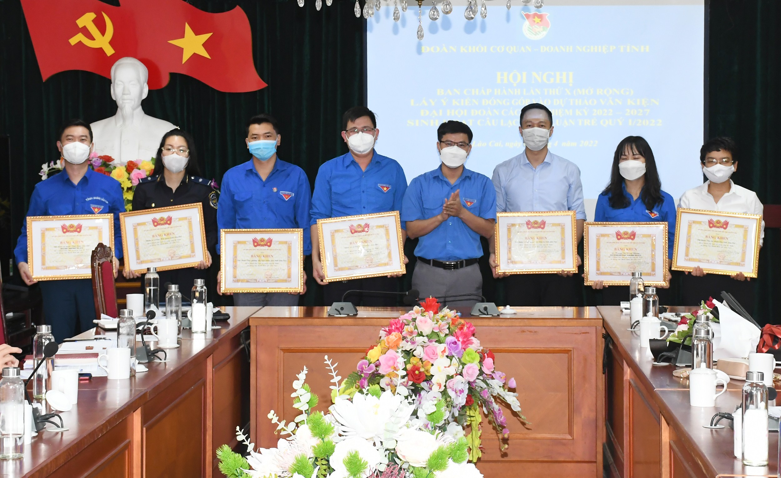 Trao Bằng khen của Trung ương Đoàn cho các tập thể, cá nhân.