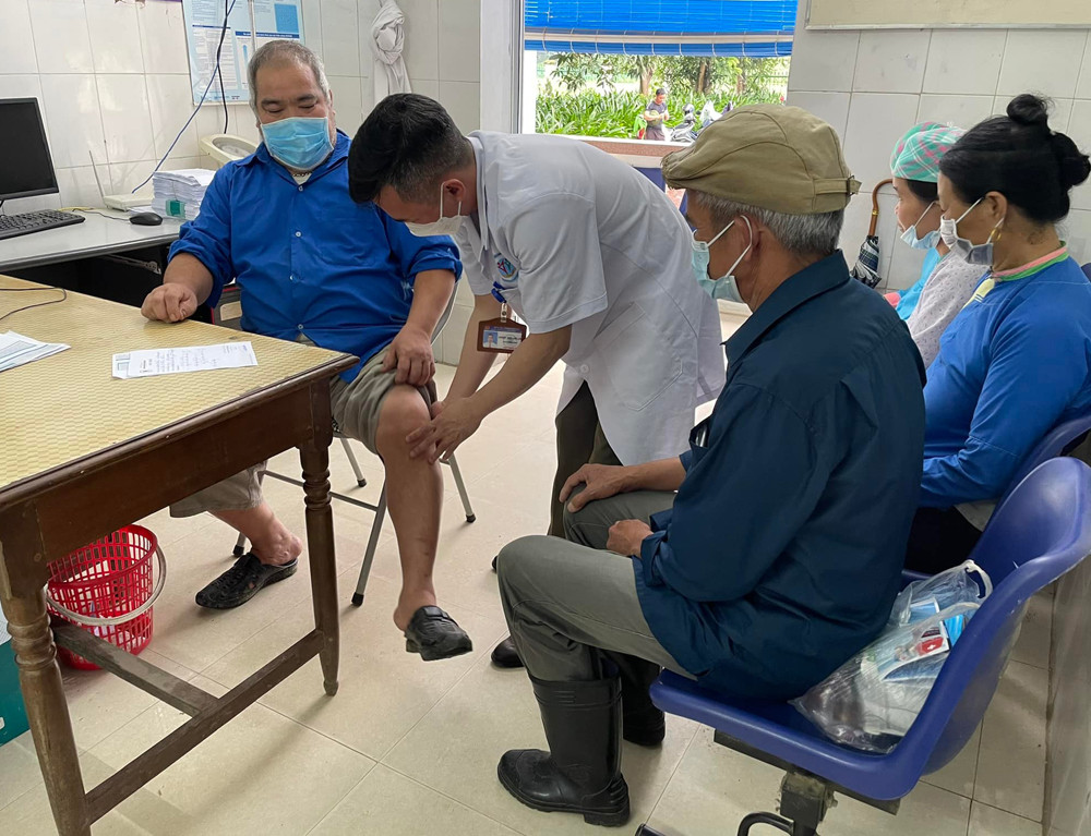 Bác sỹ Cấn Văn Quỳnh khám bệnh tại xã Bản Lầu, huyện Mường Khương.