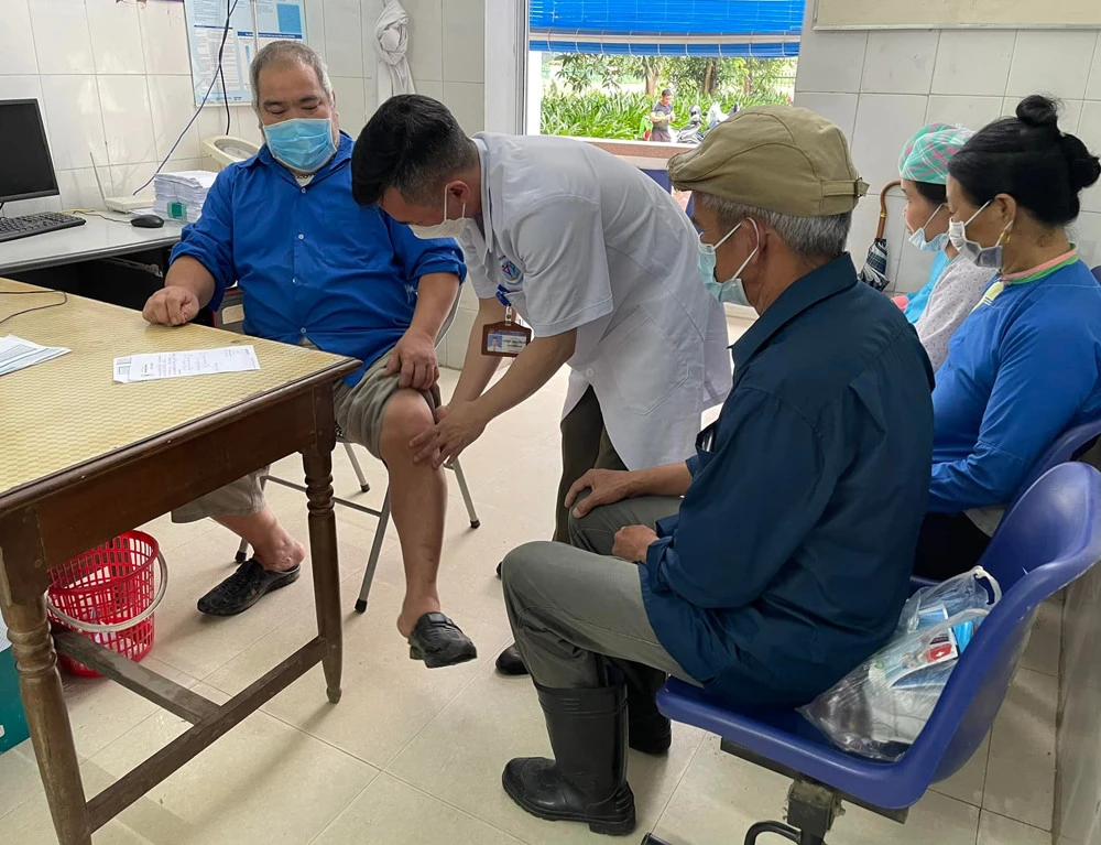 Bác sỹ Cấn Văn Quỳnh khám bệnh tại xã Bản Lầu, huyện Mường Khương.