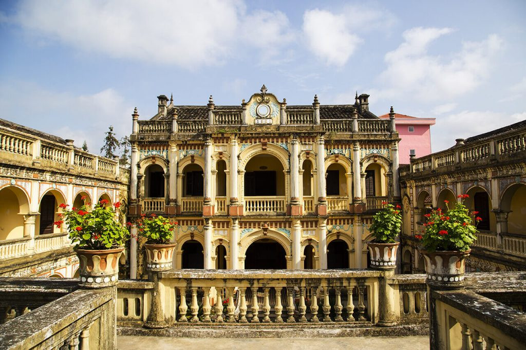 Dinh thự cổ Hoàng A Tưởng tại huyện Bắc Hà. Dinh thự cổ Hoàng A Tưởng tại huyện Bắc Hà.