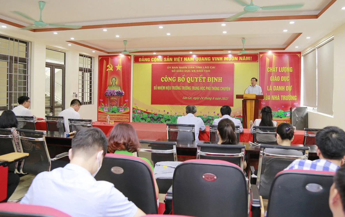 Ông Ngô Thanh Xuân được bổ nhiệm giữ chức Hiệu trưởng Trường THPT Chuyên Lào Cai ảnh 1