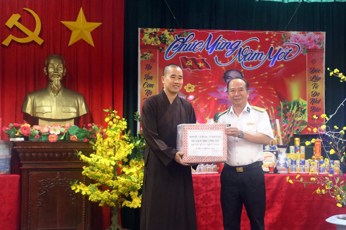 Thượng tá Phạm Văn Thọ, Phó Chính ủy Lữ đoàn 146 trao quà tết cho cán bộ, chiến sỹ đảo Song Tử Tây. Trao quà cho đại diện chùa Song Tử Tây. Trao quà cho đại diện Nhân dân xã Song Tử Tây. Phóng viên Báo Lào Cai trao quà cho cán bộ, chiến sỹ đảo Song Tử Tây.