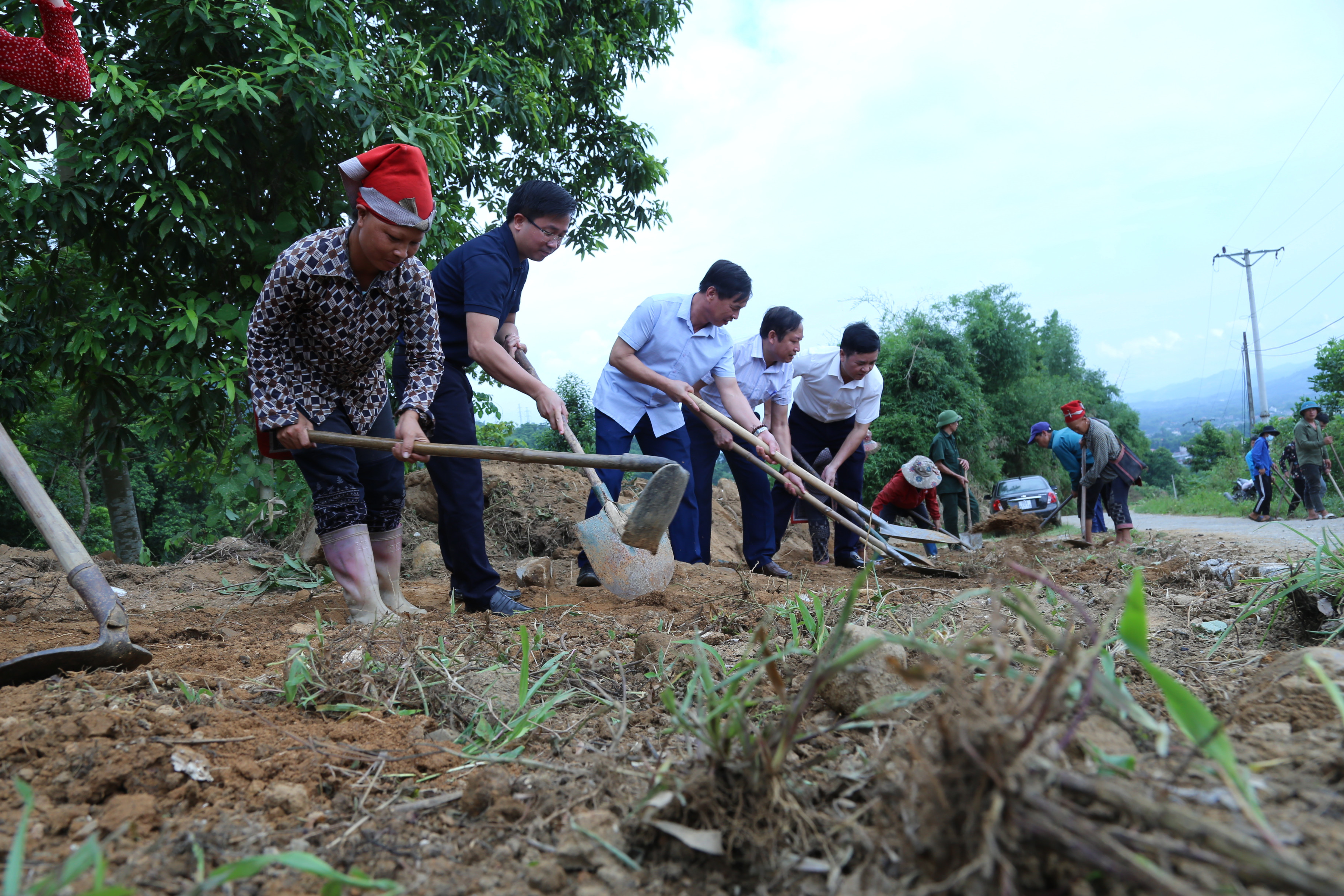 Lãnh đạo huyện Bảo Thắng tham gia đợt ra quân mở đường giao thông nông thôn tại thị trấn Tằng Loỏng.
