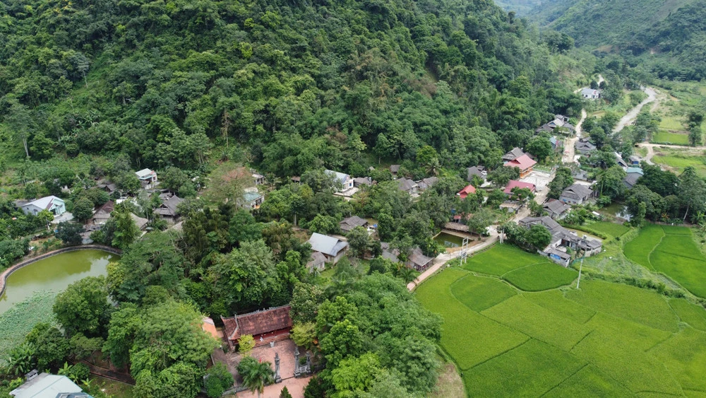 Bản làng Trung Đô.