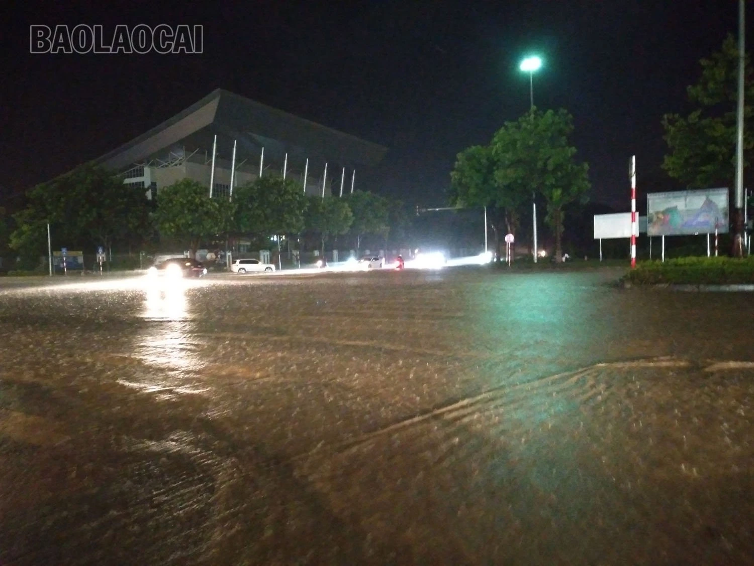 Mưa lớn, nhiều tuyến đường ở thành phố Lào Cai ngập sâu trong nước ảnh 1