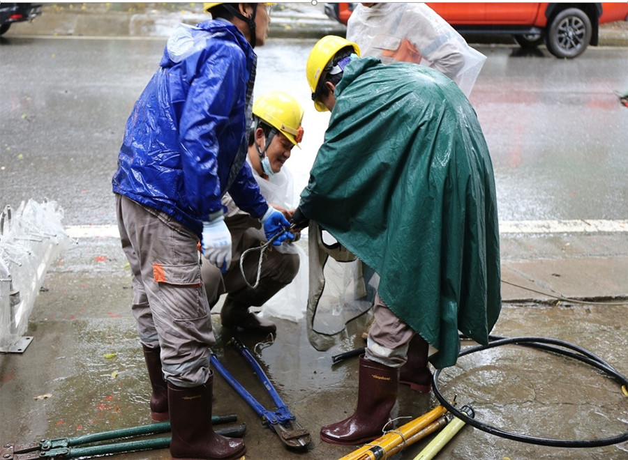 Công nhân Điện lực thành phố Lào Cai khắc phục hậu quả mưa bão. Công nhân Điện lực thành phố Lào Cai khắc phục hậu quả mưa bão.