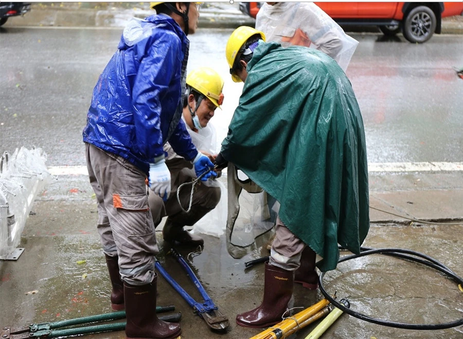 Công nhân Điện lực thành phố Lào Cai khắc phục hậu quả mưa bão.