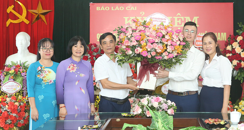 Các cơ quan, đơn vị, địa phương chúc mừng Báo Lào Cai nhân 97 năm Ngày Báo chí cách mạng Việt Nam ảnh 36
