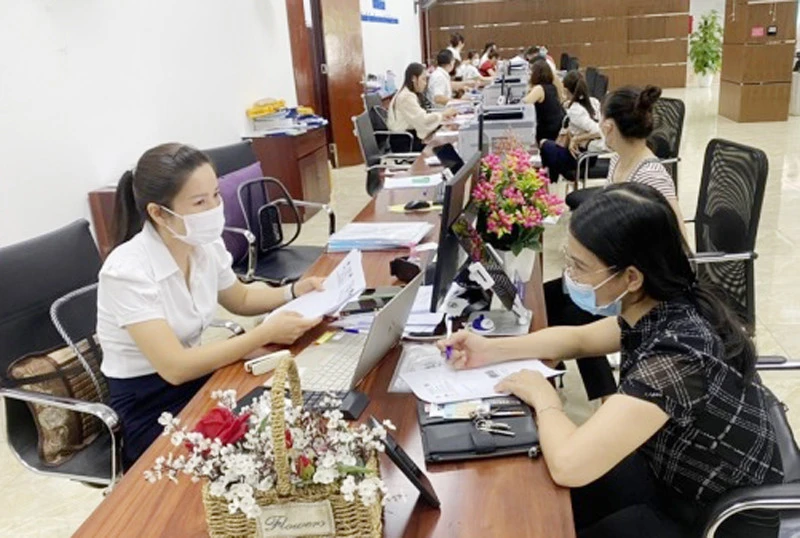 Nhân viên bộ phận một cửa của PC Lào Cai giải đáp thắc mắc của khách hàng.