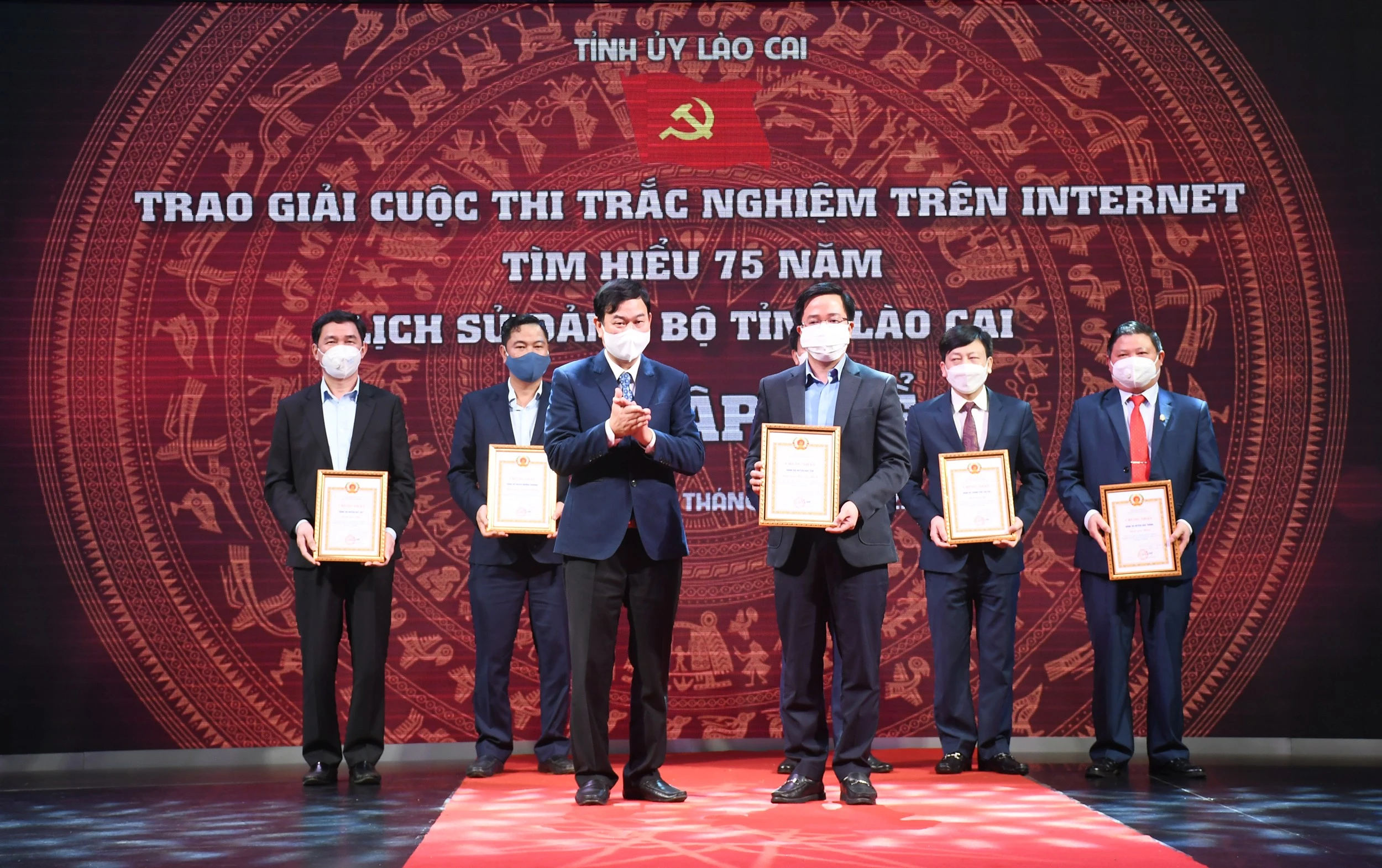 Phó Chủ tịch HĐND tỉnh Vũ Văn Cài trao giải tập thể Cuộc thi trắc nghiệm tìm hiểu 75 năm Ngày thành lập Đảng bộ tỉnh Lào Cai.