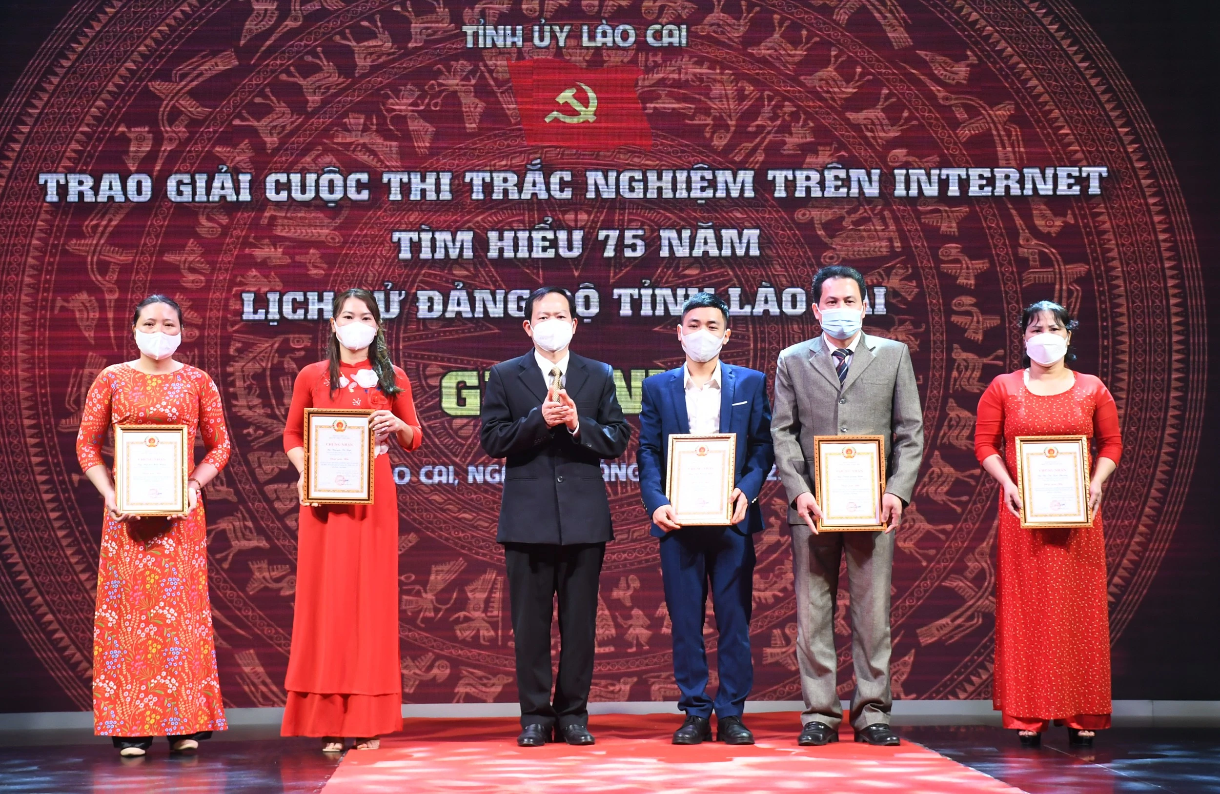 Trao chứng nhận cho các cá nhân đoạt giải Nhì và giải Ba.