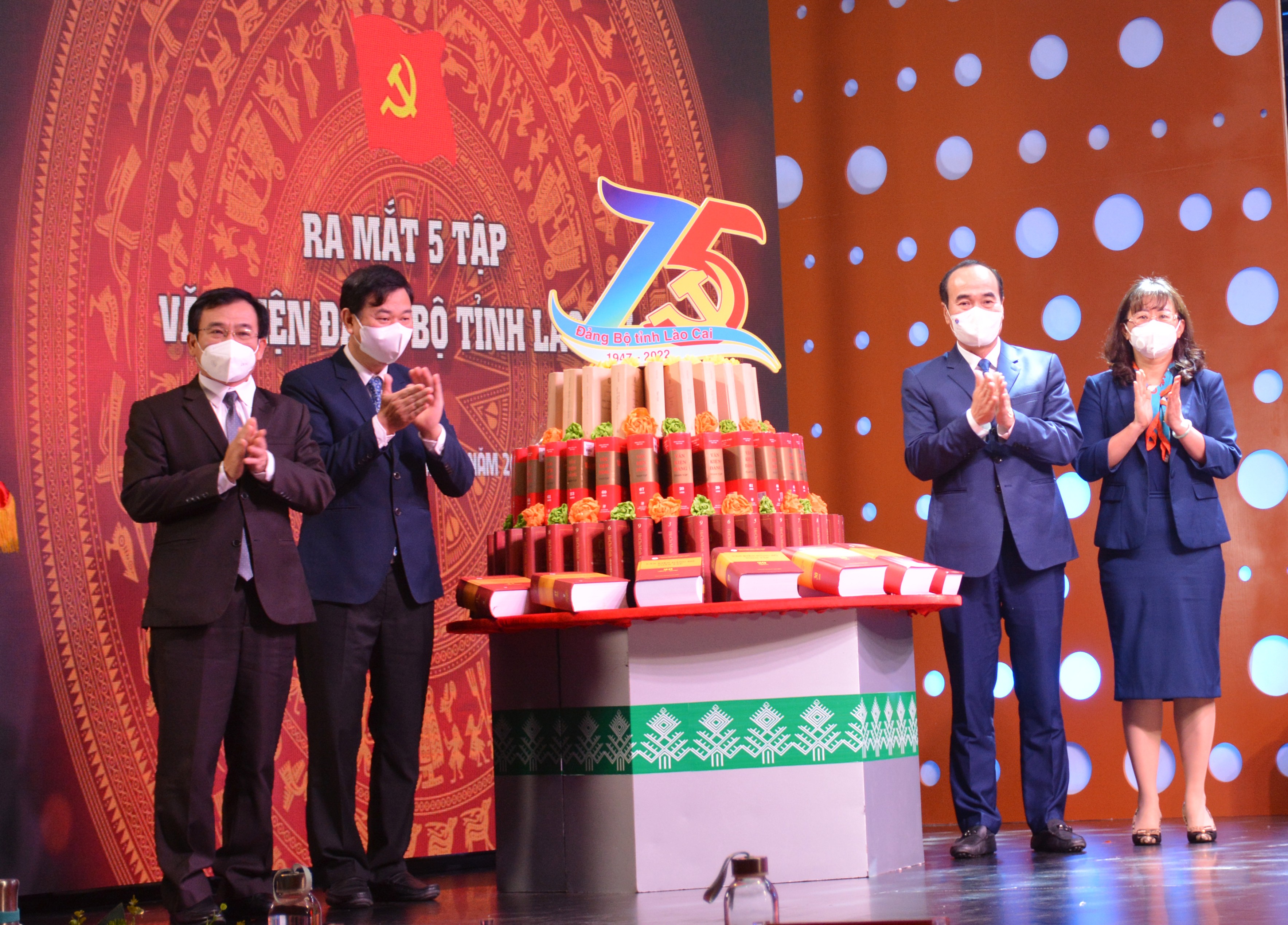 Ra mắt 5 tập Văn kiện Đảng bộ tỉnh Lào Cai khóa XV.